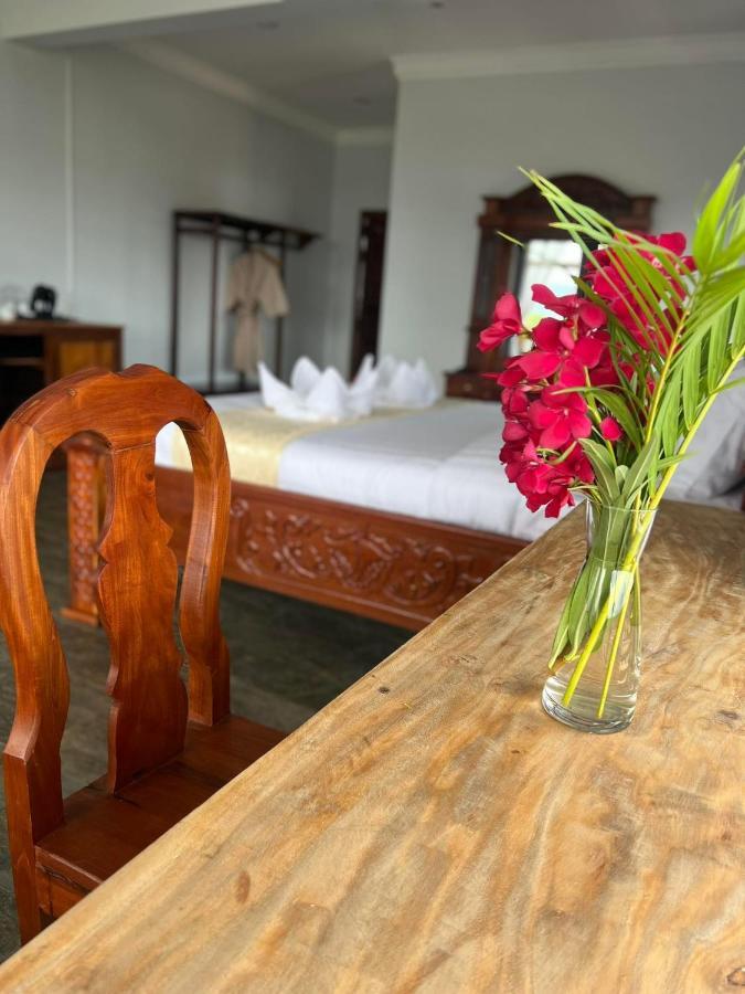 The Moon Kampot Boutique Hotel Екстериор снимка