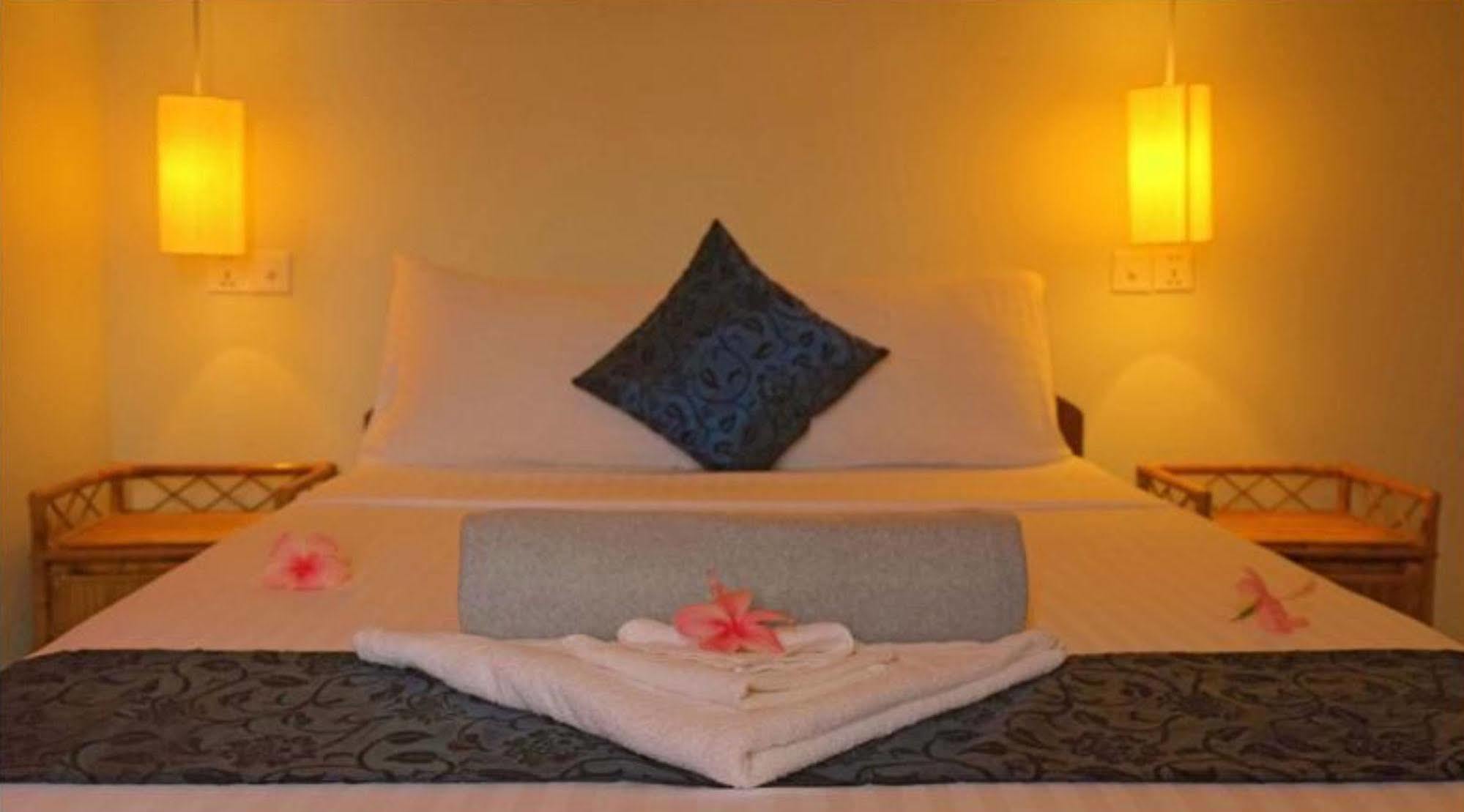 The Moon Kampot Boutique Hotel Екстериор снимка