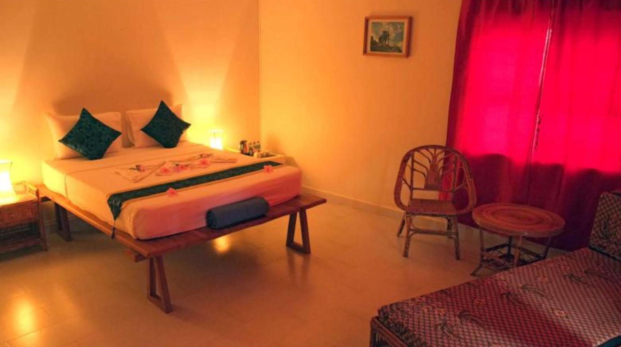 The Moon Kampot Boutique Hotel Екстериор снимка