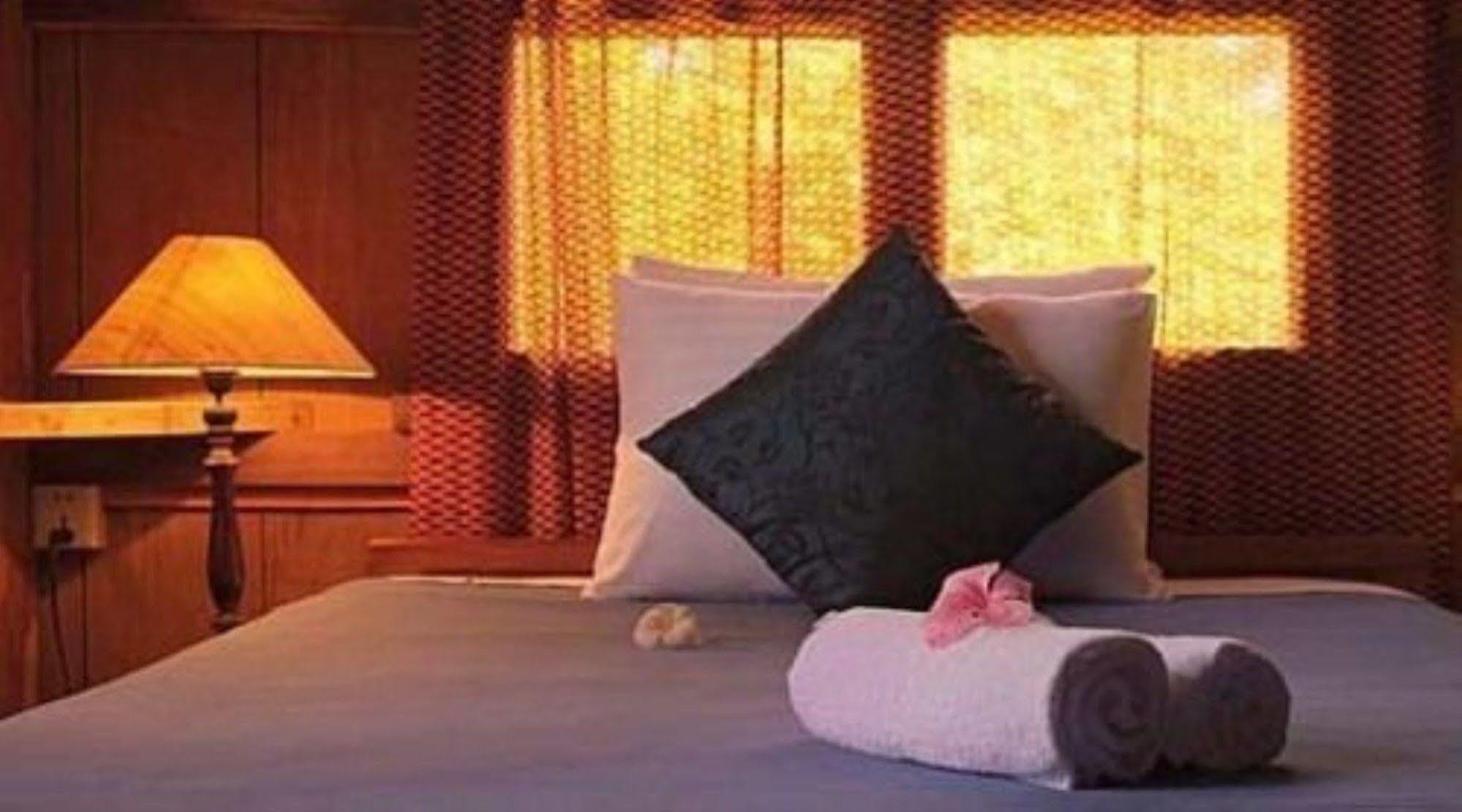 The Moon Kampot Boutique Hotel Екстериор снимка