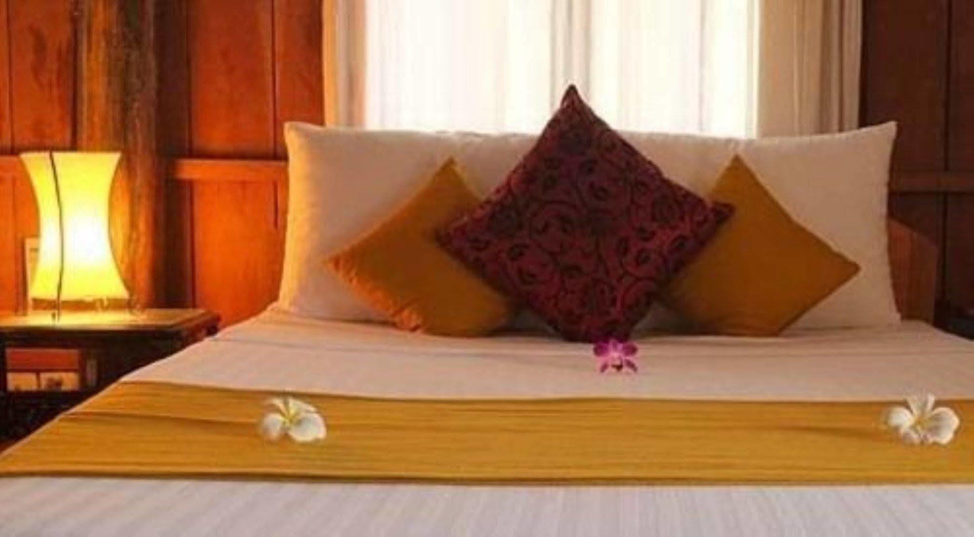 The Moon Kampot Boutique Hotel Екстериор снимка