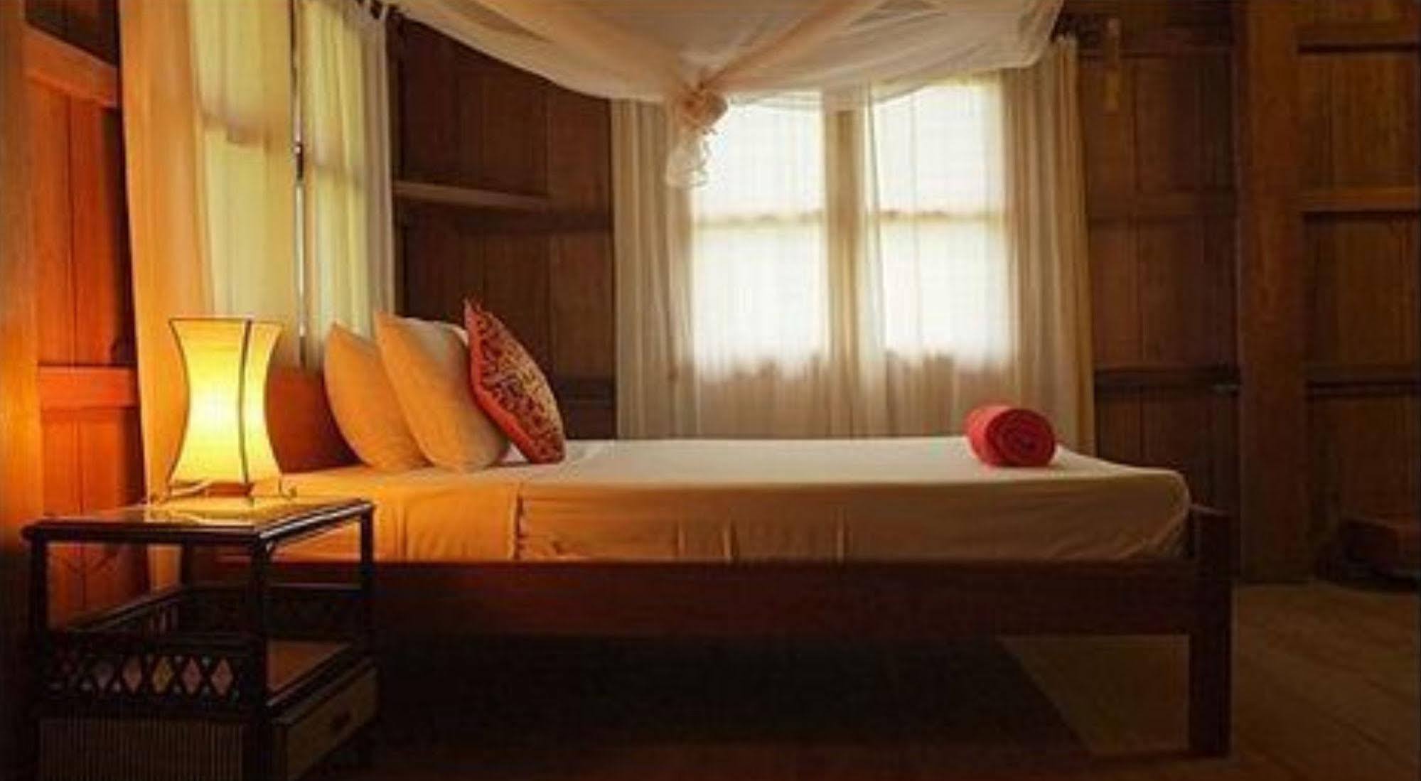 The Moon Kampot Boutique Hotel Екстериор снимка